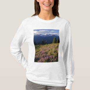 Camiseta Campo de lupino, Mt. Olympus, e nuvens em