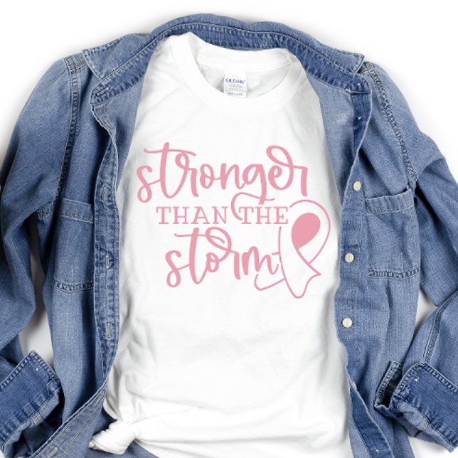 Camiseta Cancer de Fita Rosa (A pink ribbon t-shirt for breast cancer survivors and warriors that says "Stronger than the storm".)