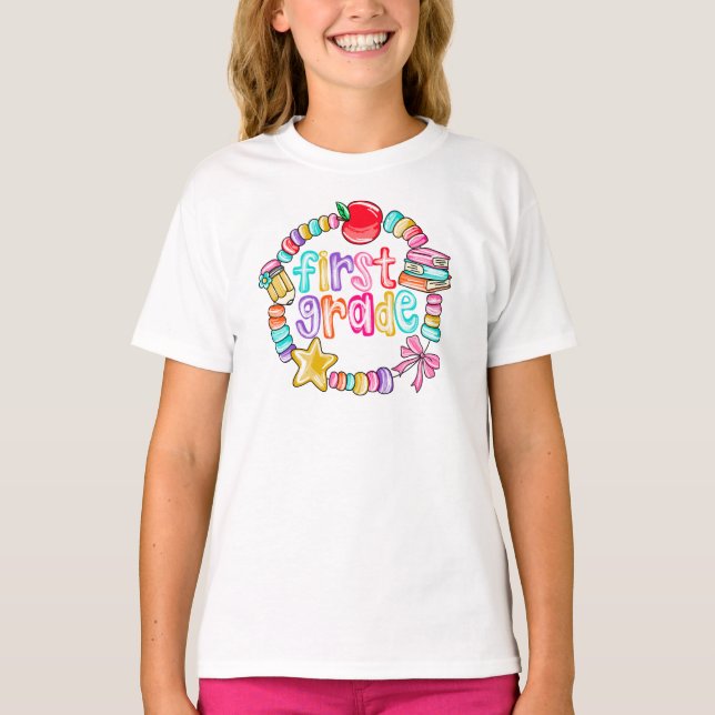 Camiseta Candy Bracelet Colorful First Grade (Frente)