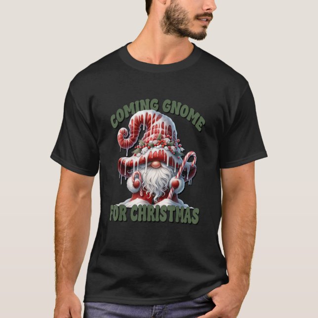 Camiseta Candy Cane And Gnomie Graphic Coming Gnome For Chr (Frente)