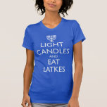 CAMISETA CANETAS LUMINOSAS E TRAÇOS PARA COMER<br><div class="desc">Diversão para Chanukah. VELAS LUMINOSAS E ATAQUES DE COMER com uma menorah. Design baseado na moral britânica de 1939.</div>