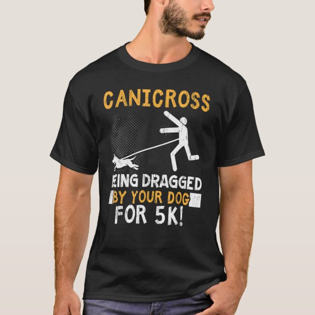 Camiseta Canicross Sendo Arrastado Pelo Seu Cão Por 5k Em E (Frente)