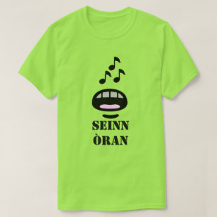 Camiseta canta uma música no Scottish Gaelic seinn òran