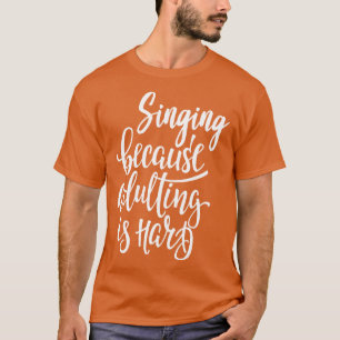 Camiseta Cantando Porque Adultar É Duro