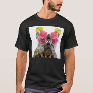 Camiseta Cão das imagens de Getty com vidros de cocktail
