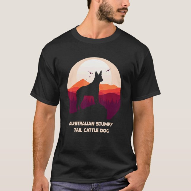 Camiseta Cão de Gado Australiano de Cauda Cortada e Montanh (Frente)