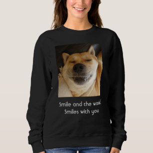 Camiseta cão engraçado sorrindo com slogan de uplifting