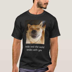 Camiseta cão engraçado sorrindo com slogan de uplifting