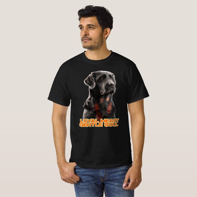 Camiseta Cão Negro Elegante - Arte Pet Realista (Frente Completa)