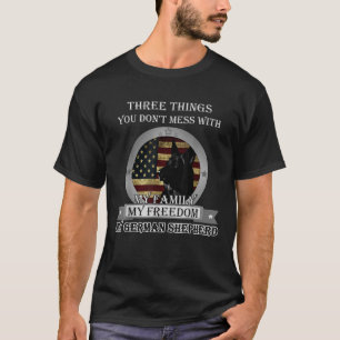 Camiseta Cão Pastor Alemão Preto bandeira americana Três Co