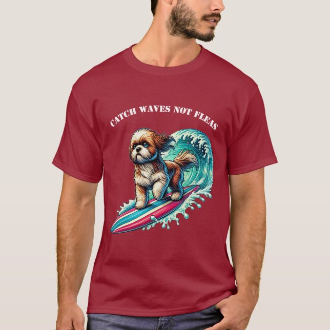Camiseta Cão surfando com uma prancha rolando um URM de ond (Frente)