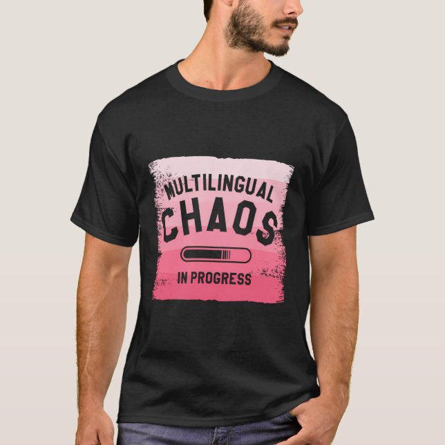 Camiseta Caos Multilíngue em Andamento Aprendizado de Lingu (Frente)