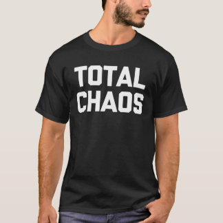 Camiseta Caos Total dizendo humor sarcástico
