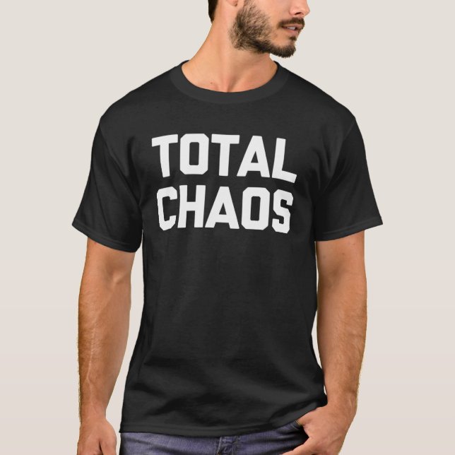 Camiseta Caos Total dizendo humor sarcástico (Frente)