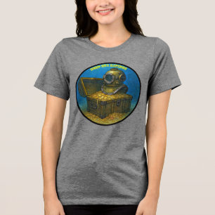 Camiseta Capacete de mergulho antigo em um baú do tesouro U