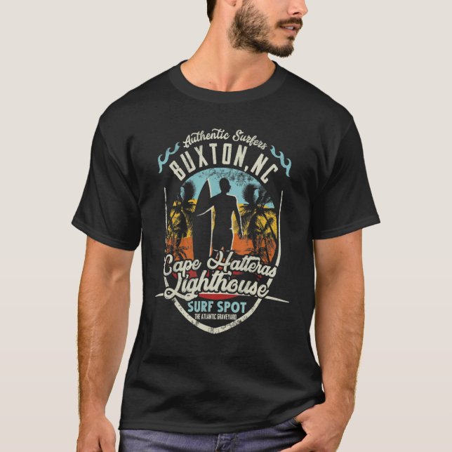 Camiseta Cape Hatteras Surfing Retro Surfer Lightho (Frente)