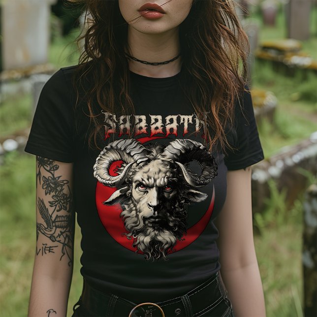 Camiseta Capim-de-ano-de-banho-maria-gótico - Metais da Mor (Standing in the graveyard with her gothic tee, no one can deny the menacing iconic design of this T )