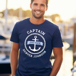 Camiseta Capitão corda de ancoragem nome do barco na faixa<br><div class="desc">camiseta azul marinho com uma âncora náutica branca rodeada por uma borda de corda. Ao longo da âncora há uma fita azul clara com o nome do seu barco. Adicione o título,  por exemplo,  capitão,  no topo e um nome personalizado na parte inferior.</div>