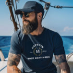 Camiseta Capitão de Barco Personalizado Monograma Dourado L<br><div class="desc">Marinho moderno personalizado,  capuz azul-vintage com cartaz náutico legal lendo CAPTAIN,  seu monograma em um riso de ouro impresso e seu nome de barco personalizado. presente de excelente para uma viagem de barco,  seu próprio veleiro,  iate ou tripulação de barco.</div>