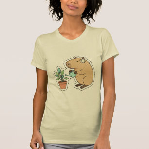Camiseta Capivara Aconchegante Regando Planta de Casa 