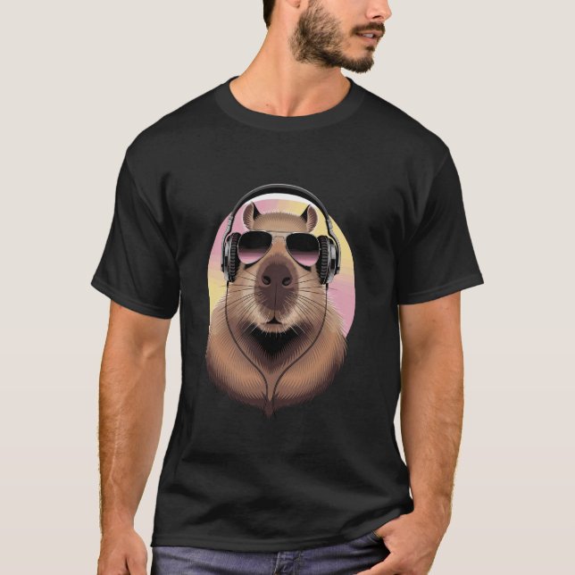 Camiseta Capivara Com Fones de Ouvido Óculos de Sol (Frente)