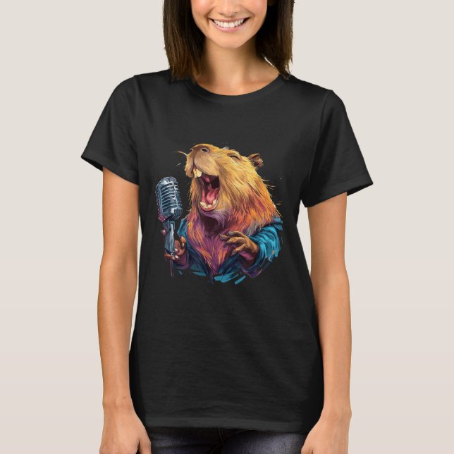 Camiseta Capivara Feliz Cantando com Microfone para Amantes (Frente)