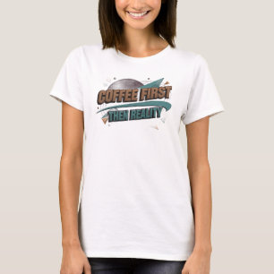 Camiseta Caprichoso CAFÉ PRIMEIRO ENTÃO REALIDADE Arte Desi