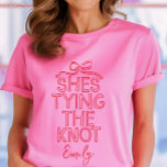 Camiseta Caprichoso laço de coquete amarrando nó chá de noi<br><div class="desc">Caprichoso laço de coquete amarrando o nó moderno boho elegante estiloso manuscrito decoração de favor de festa de chá de noiva design de camiseta correspondente. Coleção contemporânea vermelha e rosa.</div>