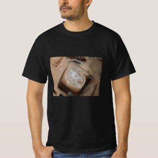 Camiseta Captura aproximada de cubos de gelo no chá