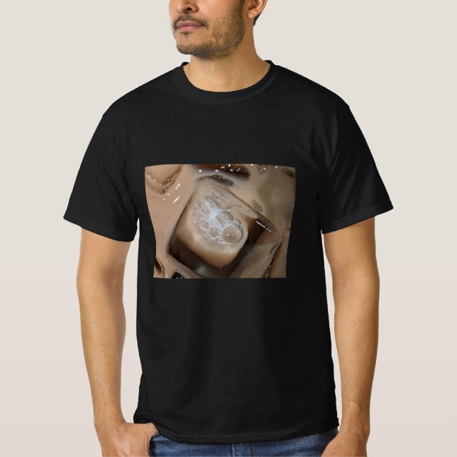 Camiseta Captura aproximada de cubos de gelo no chá (Frente)