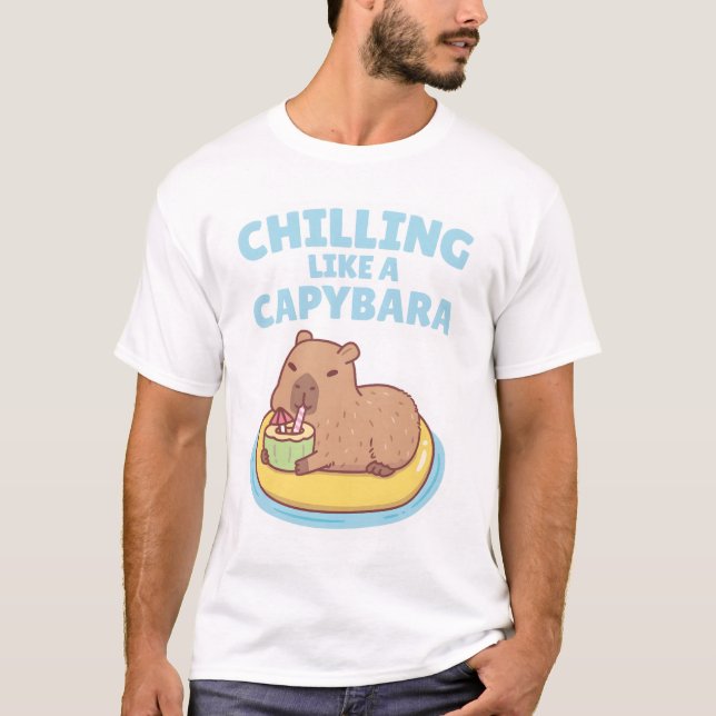 Camiseta Capybara Em Uma Piscina Flutuando Refrigerindo Com (Frente)