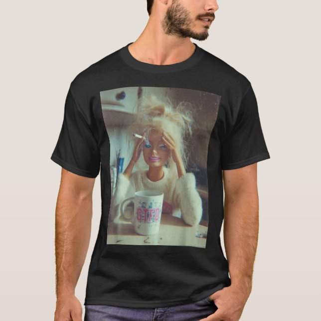 Camiseta Cara de Boneca Angustiada Engraçada Meme Fumando S (Frente)
