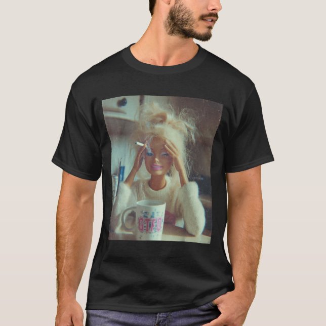 Camiseta Cara de Boneca Meme Repulsivo Engraçado Fumando Sa (Frente)