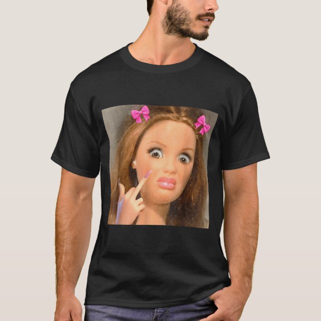 Camiseta Cara de Boneca Repulsiva Engraçada Meme (Frente)