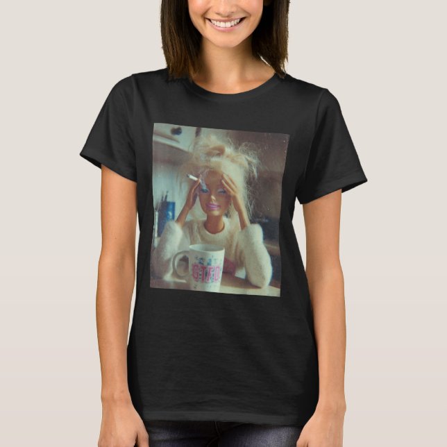 Camiseta Cara de Boneca Repulsiva Engraçada Meme Fumando Tr (Frente)