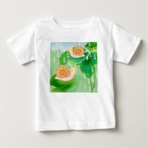 Camiseta caracóis em folhas no jardim