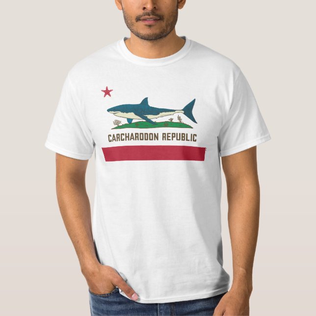 Camiseta Carcharodon Republic California Flag White Shark (Frente)