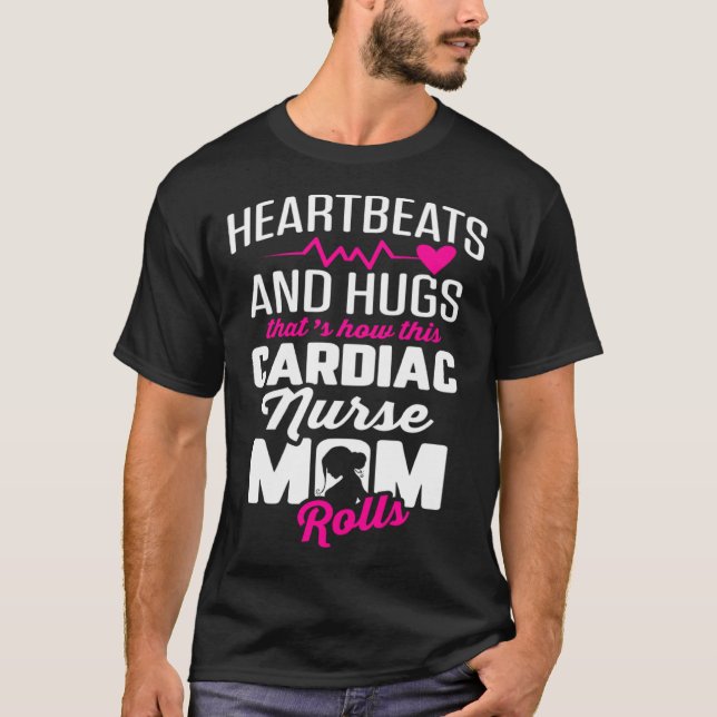 Camiseta Cardiac Nurse Mom Cardiology Heartbeats and Hugs   (Frente)