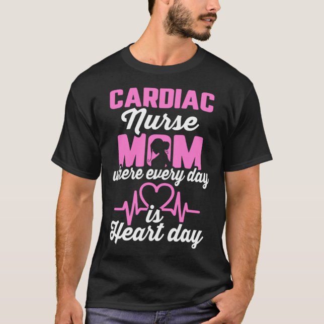 Camiseta Cardiac Nurse Mom Cardiology Where Every Day is He (Frente)