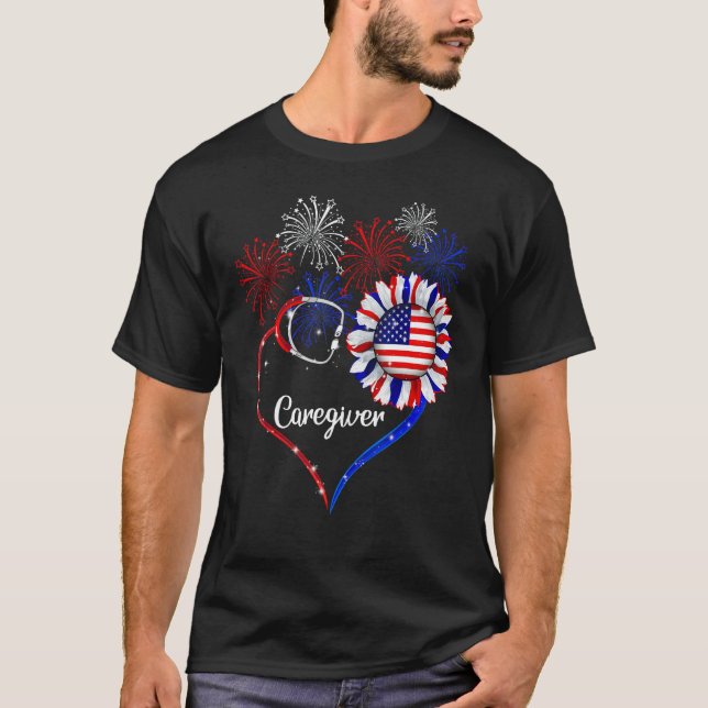 Camiseta Caregiver Stethoscope Heart 4th of July USA Flag (Frente)