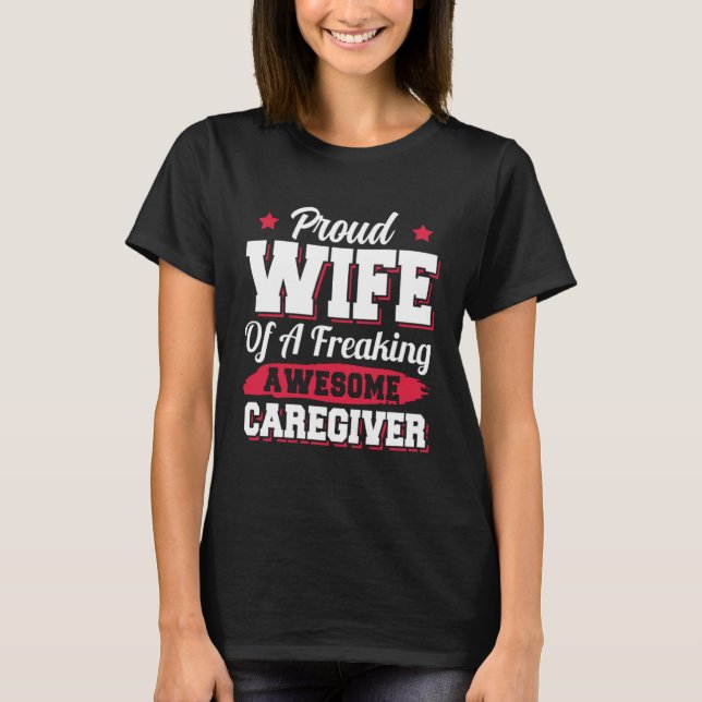 Camiseta Caregiving Nurse Nursing Careviger Wife (Frente)