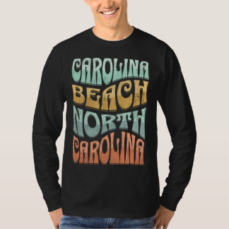 Camiseta Carolina Beach NC Férias de Verão Groovy Su