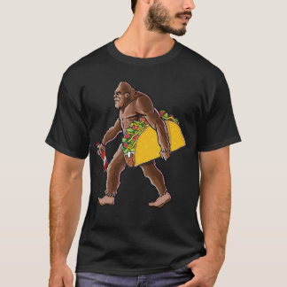 Camiseta Carregando Pé Grande Um Taco E Uma Garrafa De Molh