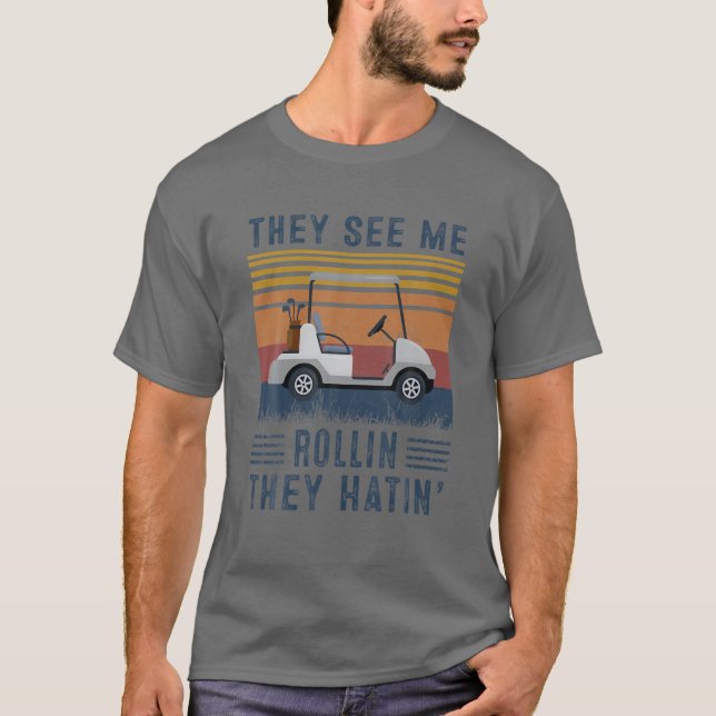Camiseta Carrinho De Golfe Engraçado Eles Me Veem Rolando C (Frente)