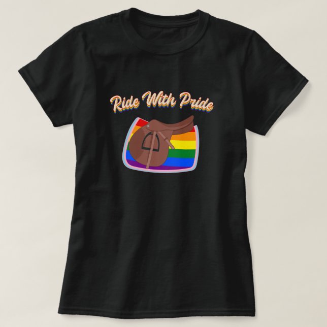 Camiseta Carro com Orgulho - LGBTQ+ Inglês Saddle e Pad (Frente do Design)
