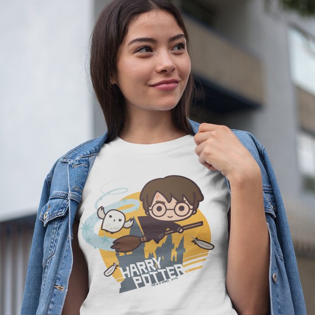 Camiseta Cartoon Harry e Hedwig voando no passado Hogwarts (Person wearing t-shirt)