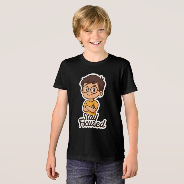 Camiseta Cartoon Kid Sticker com Óculos - "Fique concentrad (Frente Completa)