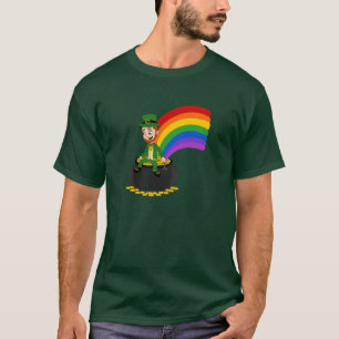 Camiseta Cartoon leprechaun sentado sobre um pote de ouro