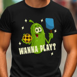 Camiseta Cartoon Pickle Quer Jogar Pickleball<br><div class="desc">Esta t-shirt de picleball,  com o seu picles de desenho animado divertido,  é uma forma excelente de pedir a outro jogador que se junte a ti a jogar no campo.</div>