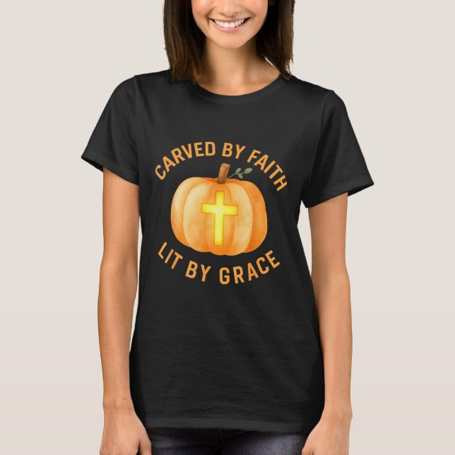Camiseta Carved By Faith Lit By Grace Pumpkin Cross Christi (Frente)